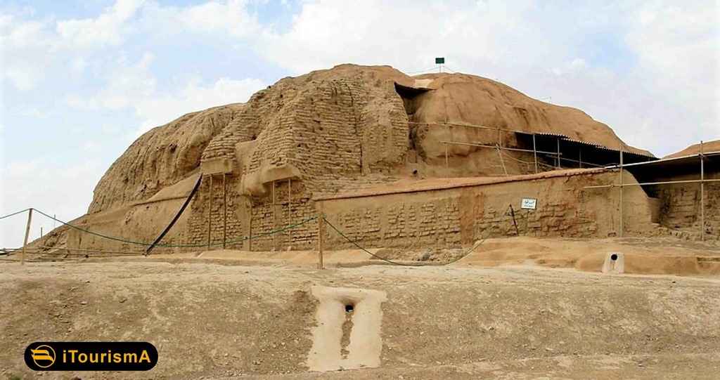 محوطه باستانی سیلک در حومه شهر کاشان